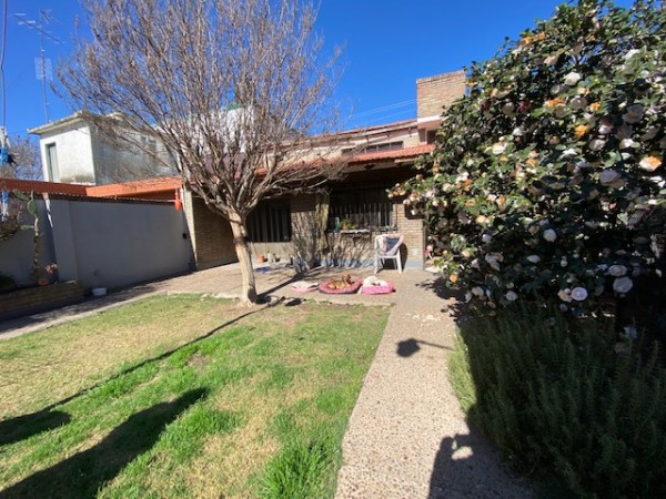 CASA DE 2 DORMITORIOS CON COCHERA EN ALQUILER