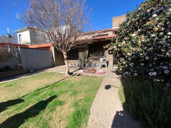 CASA DE 2 DORMITORIOS CON COCHERA EN ALQUILER