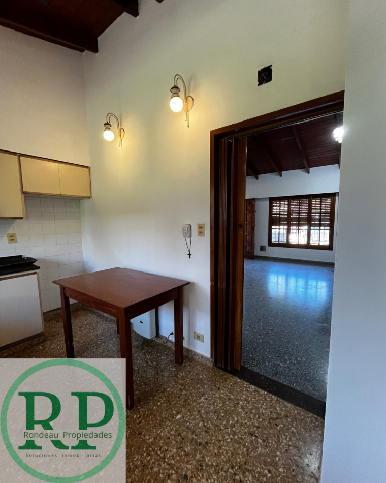 CASA DE 2 DORMITORIOS CON COCHERA EN ALQUILER