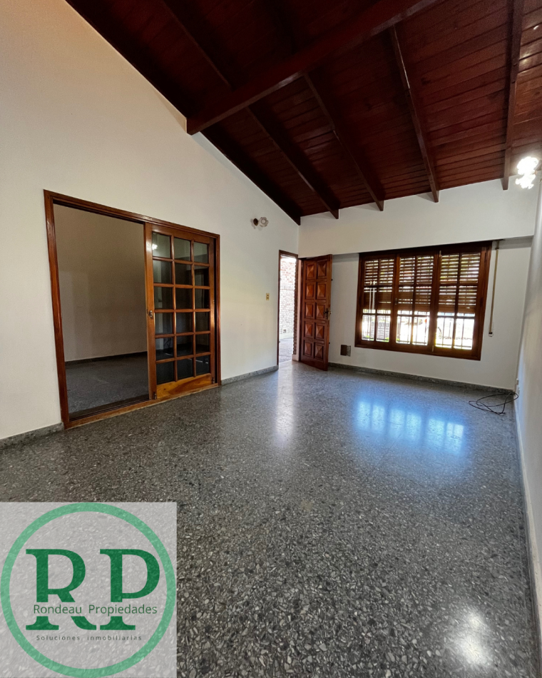 CASA DE 2 DORMITORIOS CON COCHERA EN ALQUILER