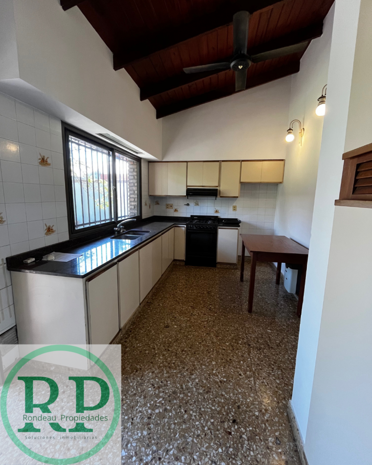 CASA DE 2 DORMITORIOS CON COCHERA EN ALQUILER
