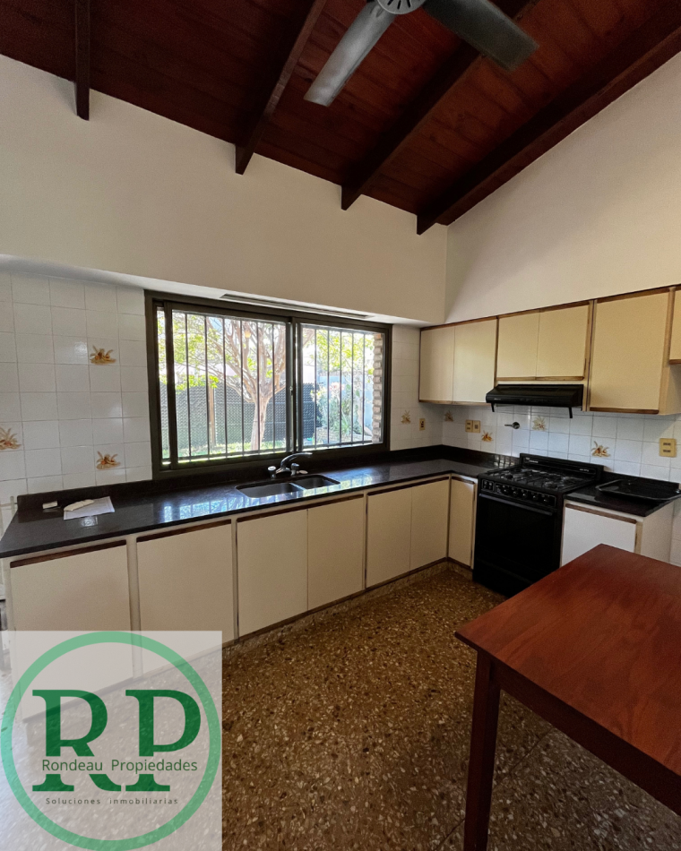 CASA DE 2 DORMITORIOS CON COCHERA EN ALQUILER