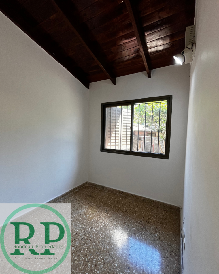 CASA DE 2 DORMITORIOS CON COCHERA EN ALQUILER