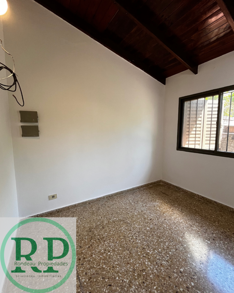 CASA DE 2 DORMITORIOS CON COCHERA EN ALQUILER