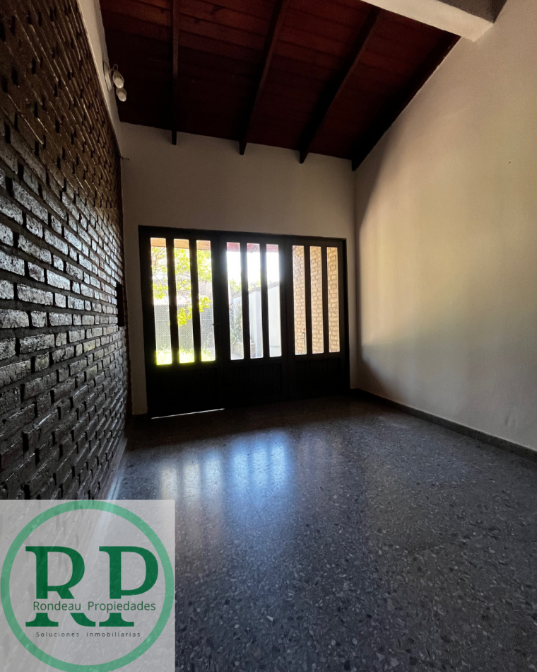 CASA DE 2 DORMITORIOS CON COCHERA EN ALQUILER