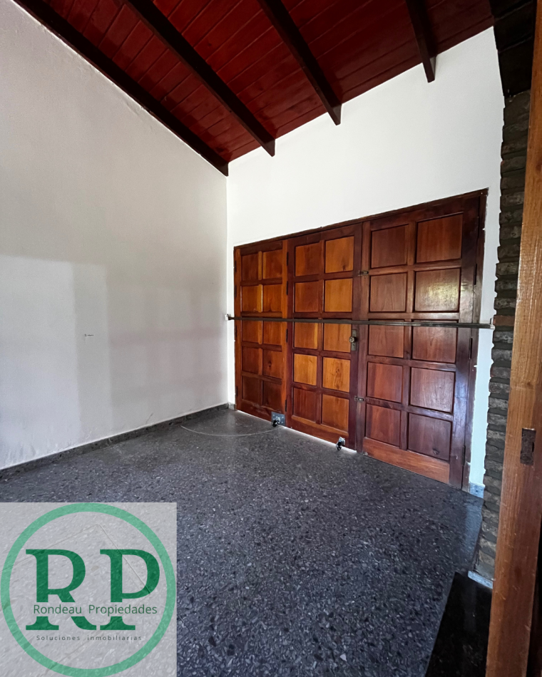 CASA DE 2 DORMITORIOS CON COCHERA EN ALQUILER