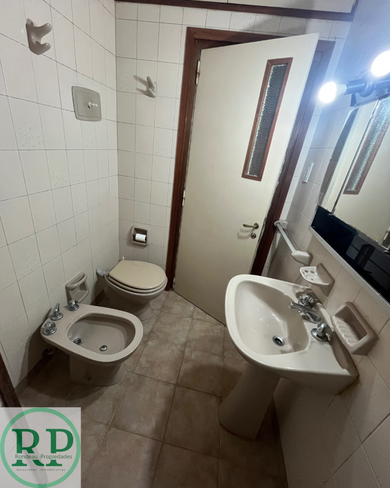 CASA DE 2 DORMITORIOS Y COCHERA DOBLE EN ALQUILER