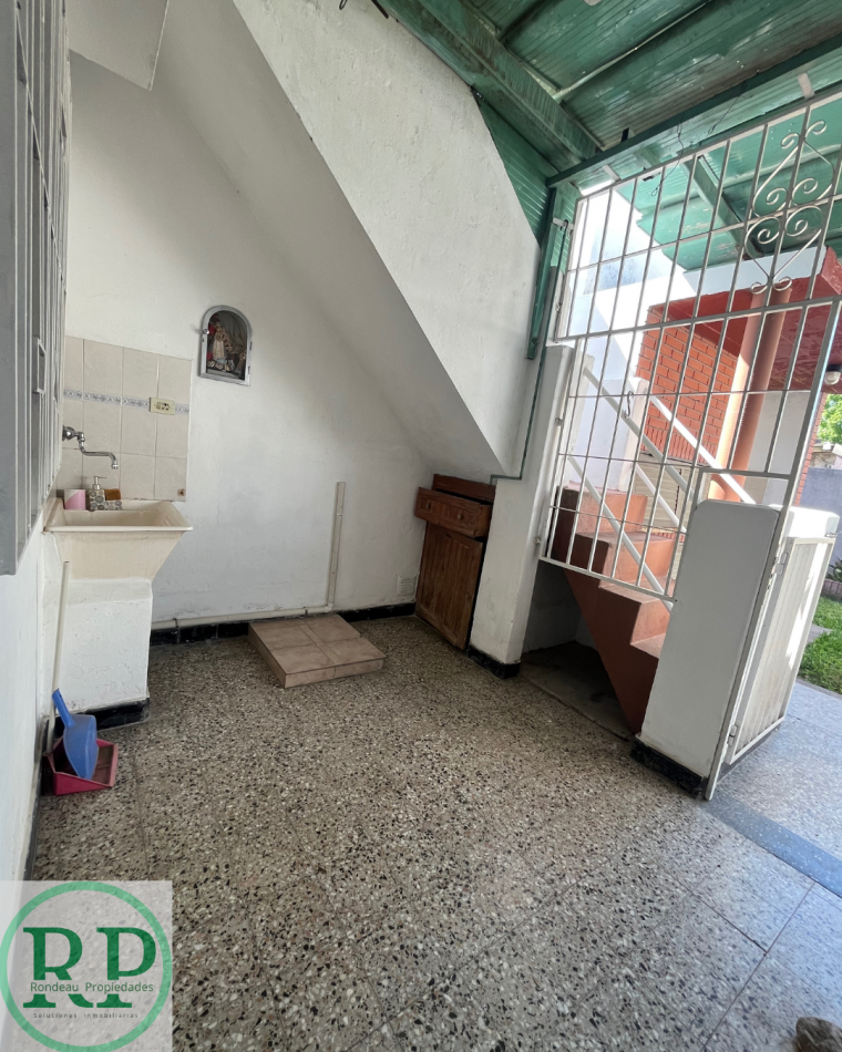 CASA DE 2 DORMITORIOS Y COCHERA DOBLE EN ALQUILER