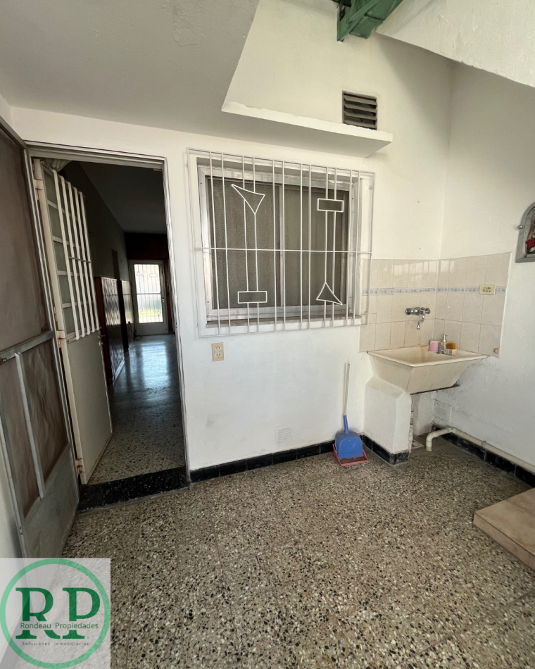 CASA DE 2 DORMITORIOS Y COCHERA DOBLE EN ALQUILER