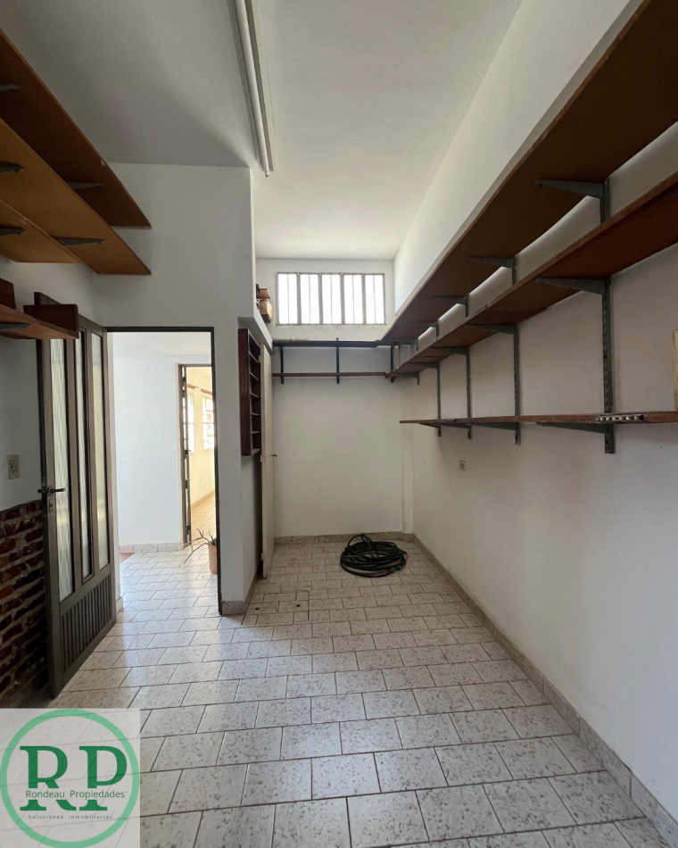 CASA DE 2 DORMITORIOS Y COCHERA DOBLE EN ALQUILER