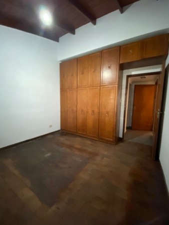 CASA DE 2 DORMITORIOS CON COCHERA EN ALQUILER
